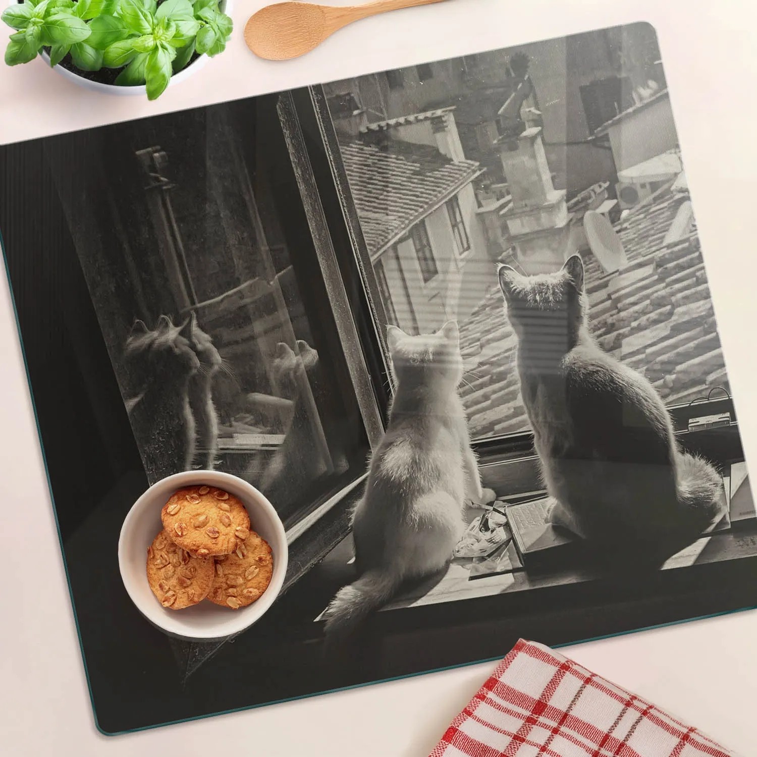 Glas-Herdabdeckplatte mit Schwarz-Weiß-Bild von zwei Katzen, die aus einem Fenster auf Dächer blicken. Ideal als Schneidebrett.