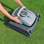 Bestway AquaTronix Pro G300 Poolroboter mit Oberflächenskimmer auf Rasen.