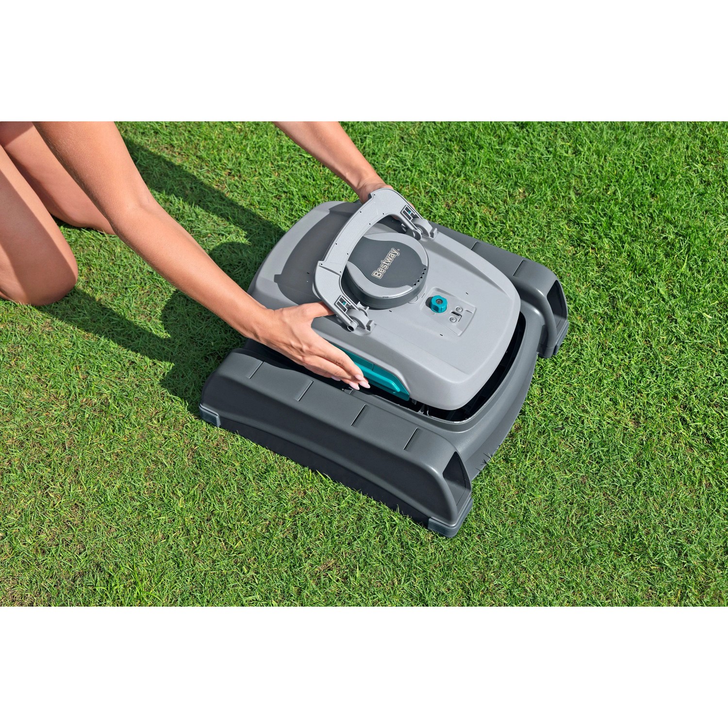 Bestway AquaTronix Pro G300 Poolroboter mit Oberflächenskimmer auf Rasen.