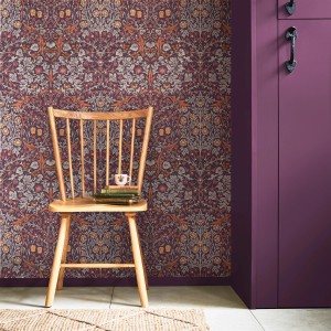 William Morris Blackthorn Vliestapete in Lila mit floralem Muster.