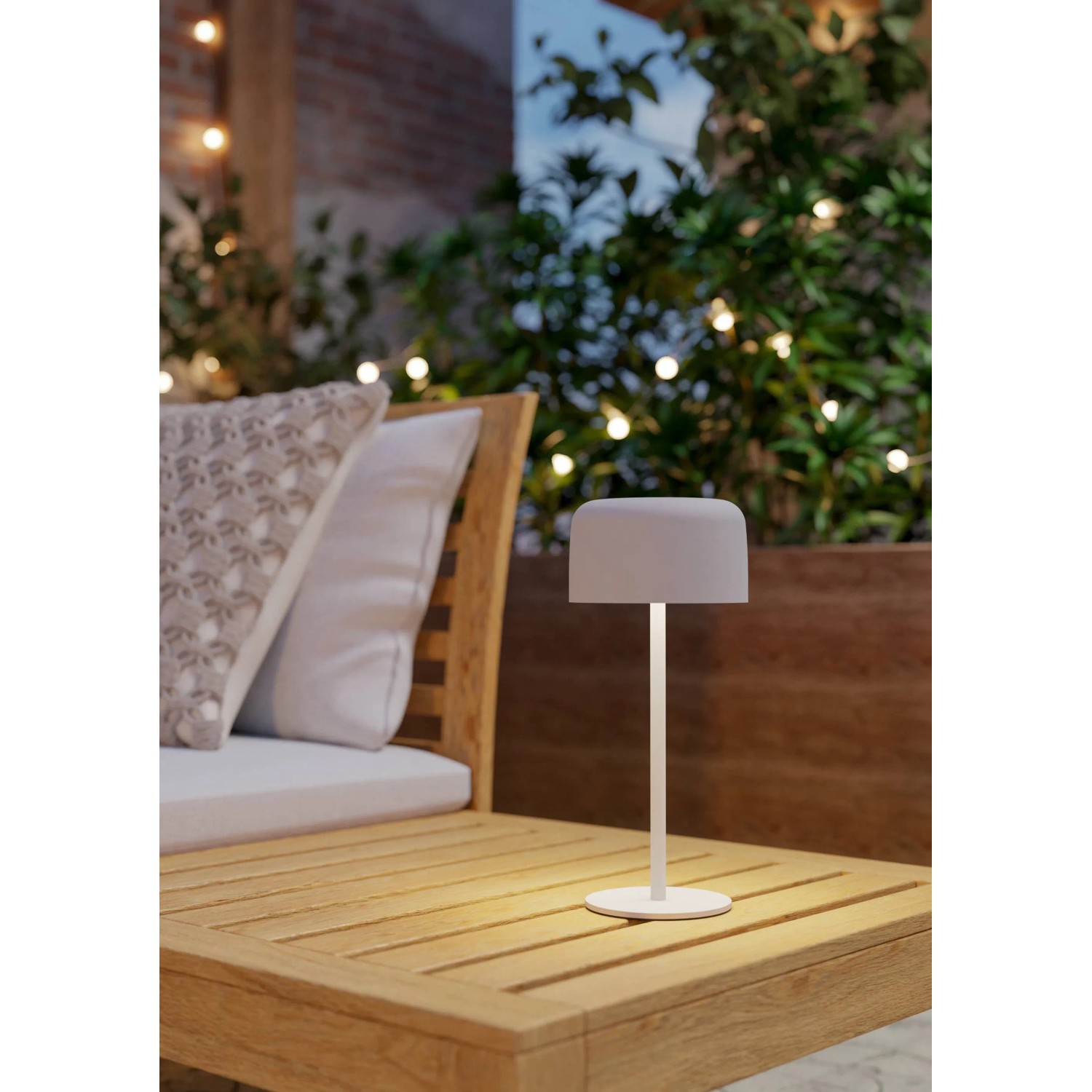 Weiße EGLO ROCCANOVA Solar LED Tischleuchte mit Touchdimmer auf Gartentisch.