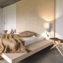 Wandleuchte Dreamer mit Leselampe, 2-flammig, Nickel/Leinen sandfarben, im Schlafzimmer.