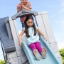 Kinder spielen im Step2 Spielhaus Adventures mit Rutsche im Garten.