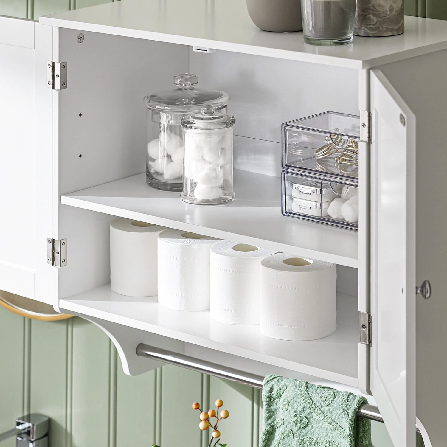 Weißer SoBuy Hängeschrank BZR84-W mit Handtuchhalter und geöffneten Türen, gefüllt mit Badutensilien.