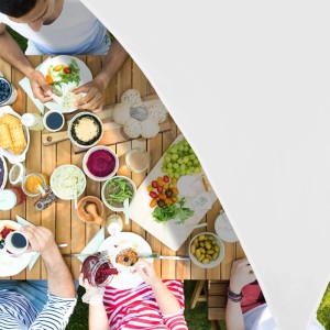 Weißes Relaxdays Sonnensegel Dreieck aus Polyester, 3x3x3 m, über einem Gartentisch mit Speisen.