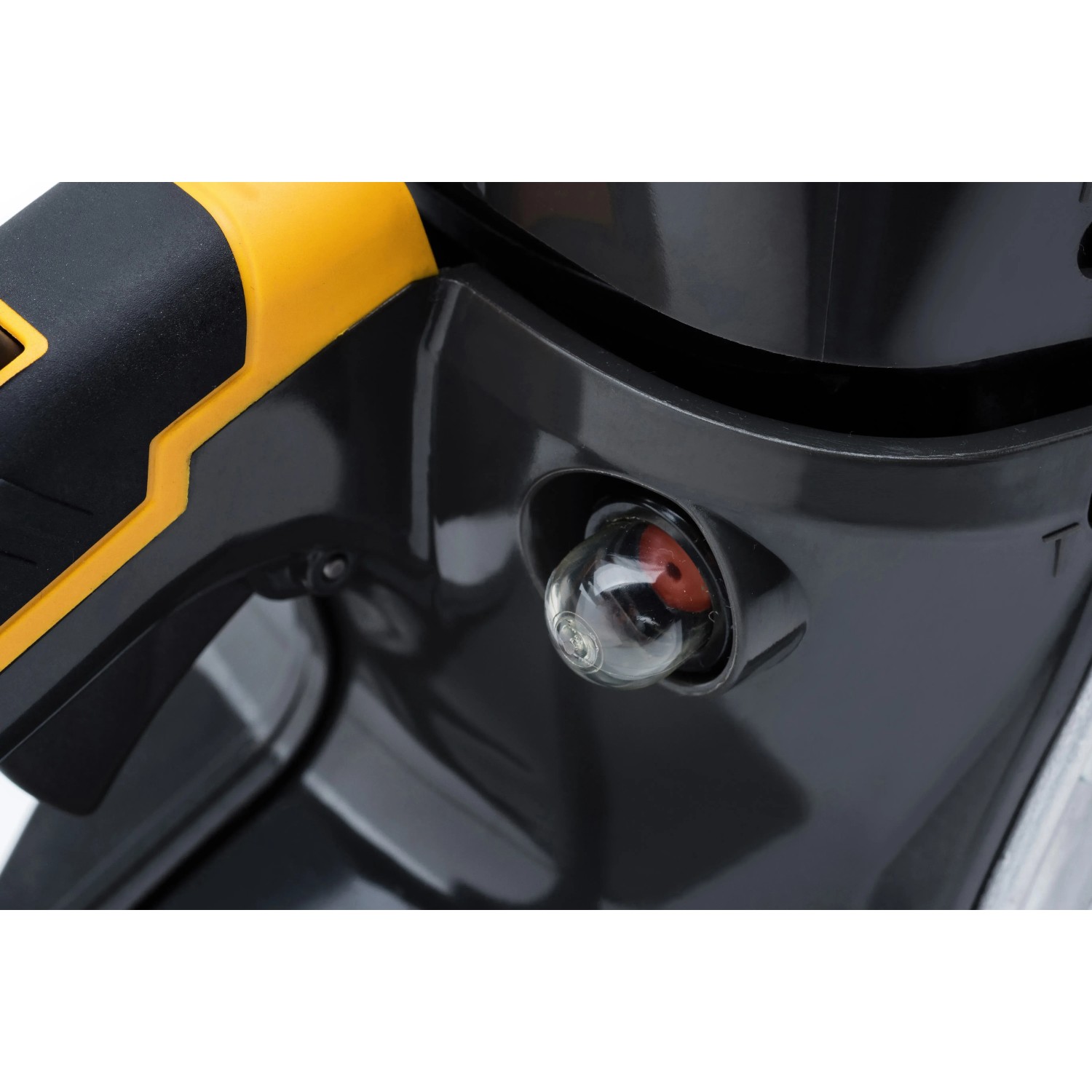 Detailaufnahme: Stiga CS 545 Benzin-Kettensäge mit Primer für leichten Start.