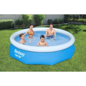 Blauer Bestway Fast Set Aufstellpool mit weißem Ring, Familie planscht im Garten. Ideal für Badespaß.