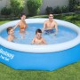 Blauer Bestway Fast Set Aufstellpool mit weißem Ring, Familie planscht im Garten. Ideal für Badespaß.
