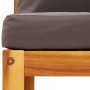 Detailaufnahme: Garten-Sofagarnitur aus Akazienholz mit grauem Kissen.