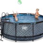 Grauer EXIT Stone Pool Ø360x122cm mit Sandfilterpumpe, Leiter und spielenden Personen.