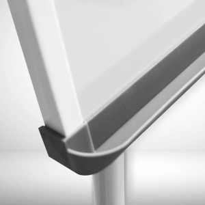 Detailaufnahme: Ablageschale des KARAT Flipchart Piranha PRO.