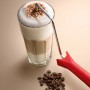 Schöner Wohnen Trendfarbe Macchiato: Matte Wandfarbe im Farbton eines Latte Macchiato mit Farbroller und Kaffeebohnen.