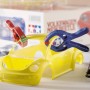 wolfcraft Mini-Federzwingen Microfix S im Einsatz beim Modellbau, rot und blau.