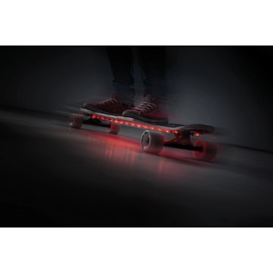 Skateboard mit rotem Paulmann LED-Strip Mobil, 2 x 80 cm, für dekorative Beleuchtung.