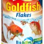 Tetra Goldfish Flakes Fischfutter, 1 l Dose mit Goldfischen im Wasser.