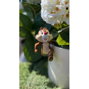 Disney Topfanhänger Chap als Deko-Figur am Blumentopf-Rand.