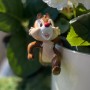 Disney Topfanhänger Chap als Deko-Figur am Blumentopf-Rand.