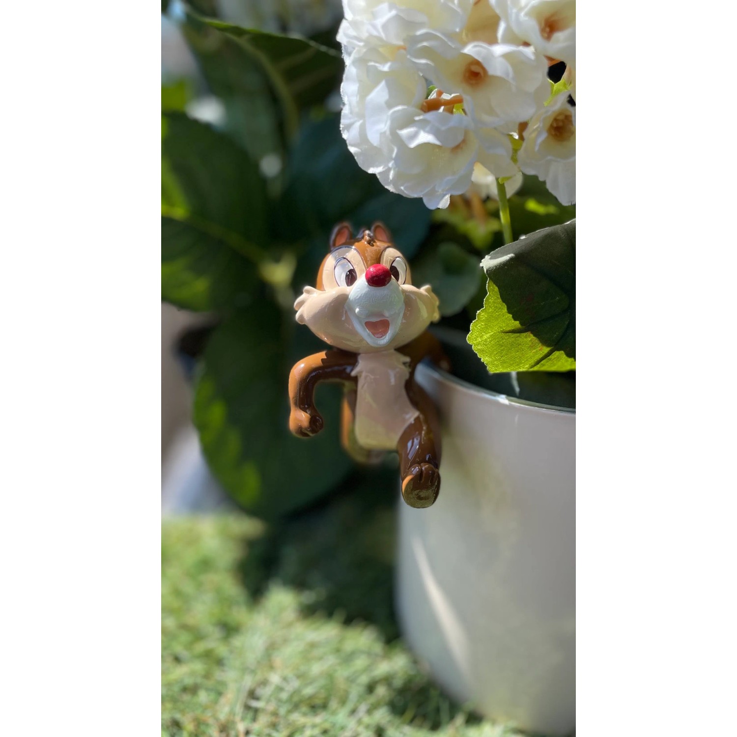 Disney Topfanhänger Chap als Deko-Figur am Blumentopf-Rand.