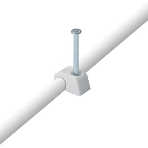 Weiße Expressschelle mit Nagel zur Befestigung von Kabeln/Rohren (Ø 4-7 mm).