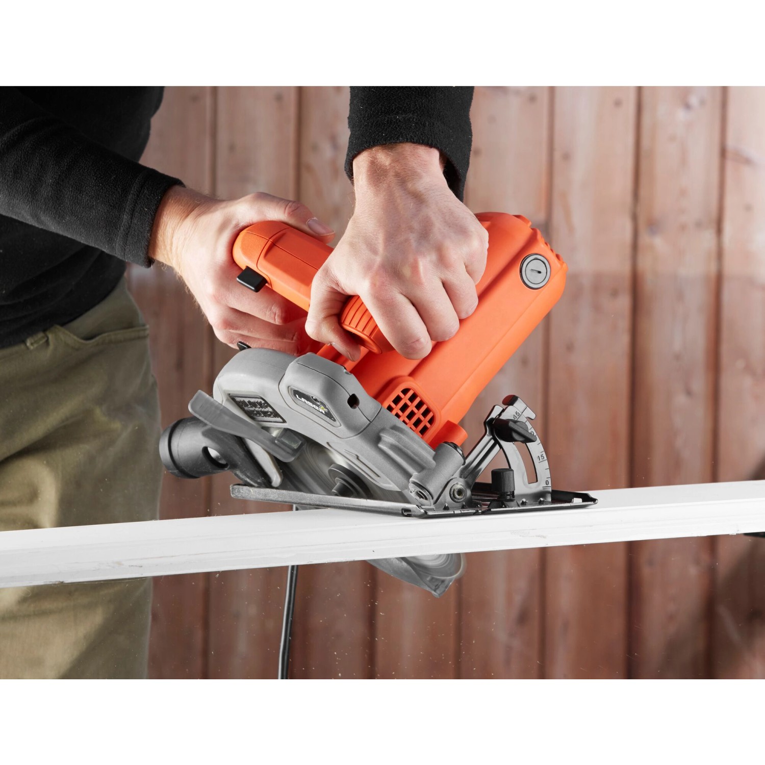 Black+Decker Handkreissäge CS1250LA im Einsatz beim Holzzuschnitt.