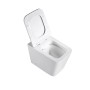 Modernes, weißes Stand-WC spülrandlos mit offenem SoftClose WC-Sitz aus Sanitärkeramik.