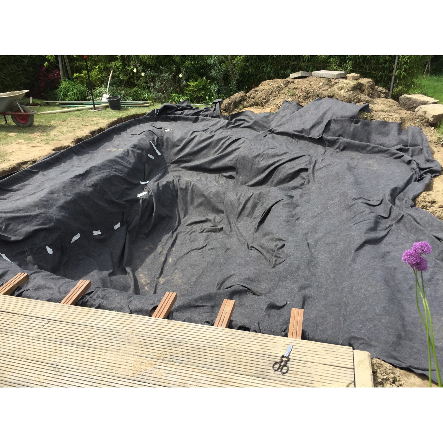 Verlegtes Aquagart Teichvlies 1000g im Teichbau zum Schutz der Teichfolie.
