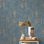 Blaue Erismann Vliestapete in Betonoptik mit goldfarbenen Akzenten. Dekorative Tapete für ein stilvolles Ambiente.