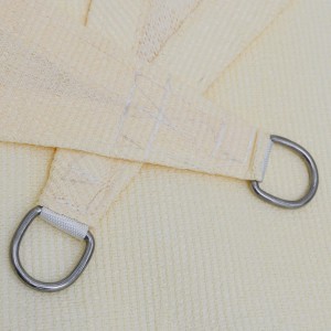 Detailansicht: Beiges, dreieckiges AMANKA Sonnensegel (8x8x8 m) mit Edelstahl-Befestigungsringen.