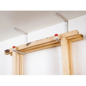 Deckenhaken U-Profil aus Aluminium, zur Befestigung an der Decke, mit Holzrahmen.