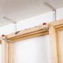 Deckenhaken U-Profil aus Aluminium, zur Befestigung an der Decke, mit Holzrahmen.