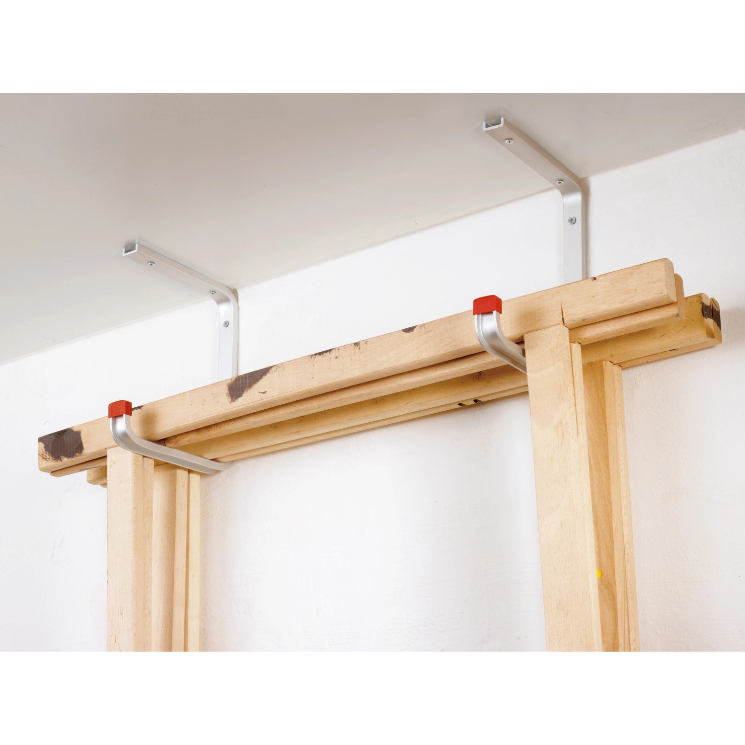 Deckenhaken U-Profil aus Aluminium, zur Befestigung an der Decke, mit Holzrahmen.