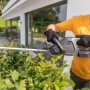 Al-Ko Akku-Heckenschere HT 1845 im Einsatz beim Heckenschnitt im Garten.