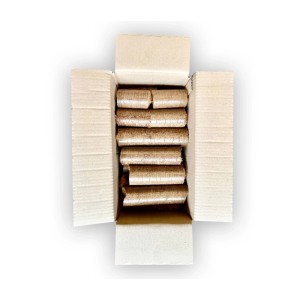 PINI Hartolzbriketts aus Eiche in offener Kartonverpackung. Runde, helle Brennholz-Briketts für Kamin, Ofen und Grill.
