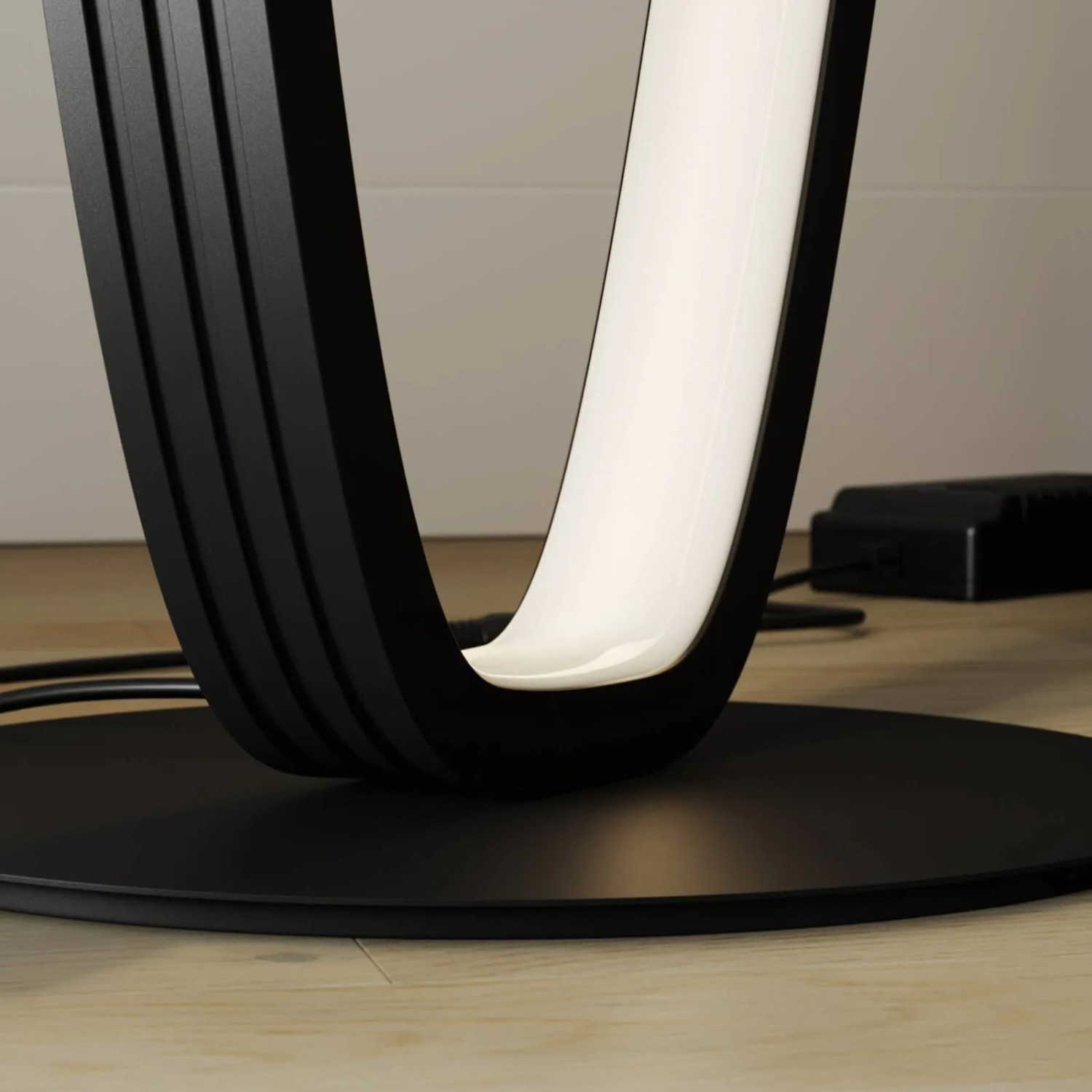 Detailaufnahme: Schwarze, dimmbare Lucande LED Stehlampe Bronwyn mit warmweißem Licht.