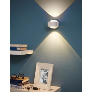 Moderne, weiße LED-Wandleuchte Eglo Ono 2 mit warmweißem Licht an blauer Wand.