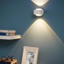 Moderne, weiße LED-Wandleuchte Eglo Ono 2 mit warmweißem Licht an blauer Wand.