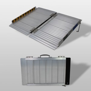 TRUTZHOLM Rollstuhlrampe, klappbar, 61 cm, Alu, geriffelt, Traglast 272 kg, für Autoanhänger.