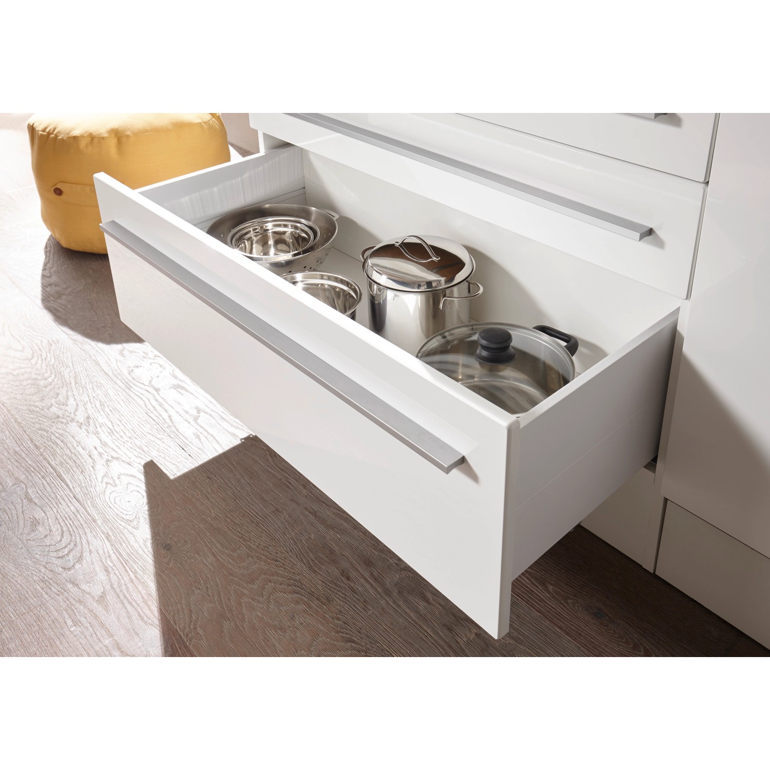 Offene Schublade der Respekta Inselküche Gabriel Grau Hochglanz mit Töpfen und Schüsseln.