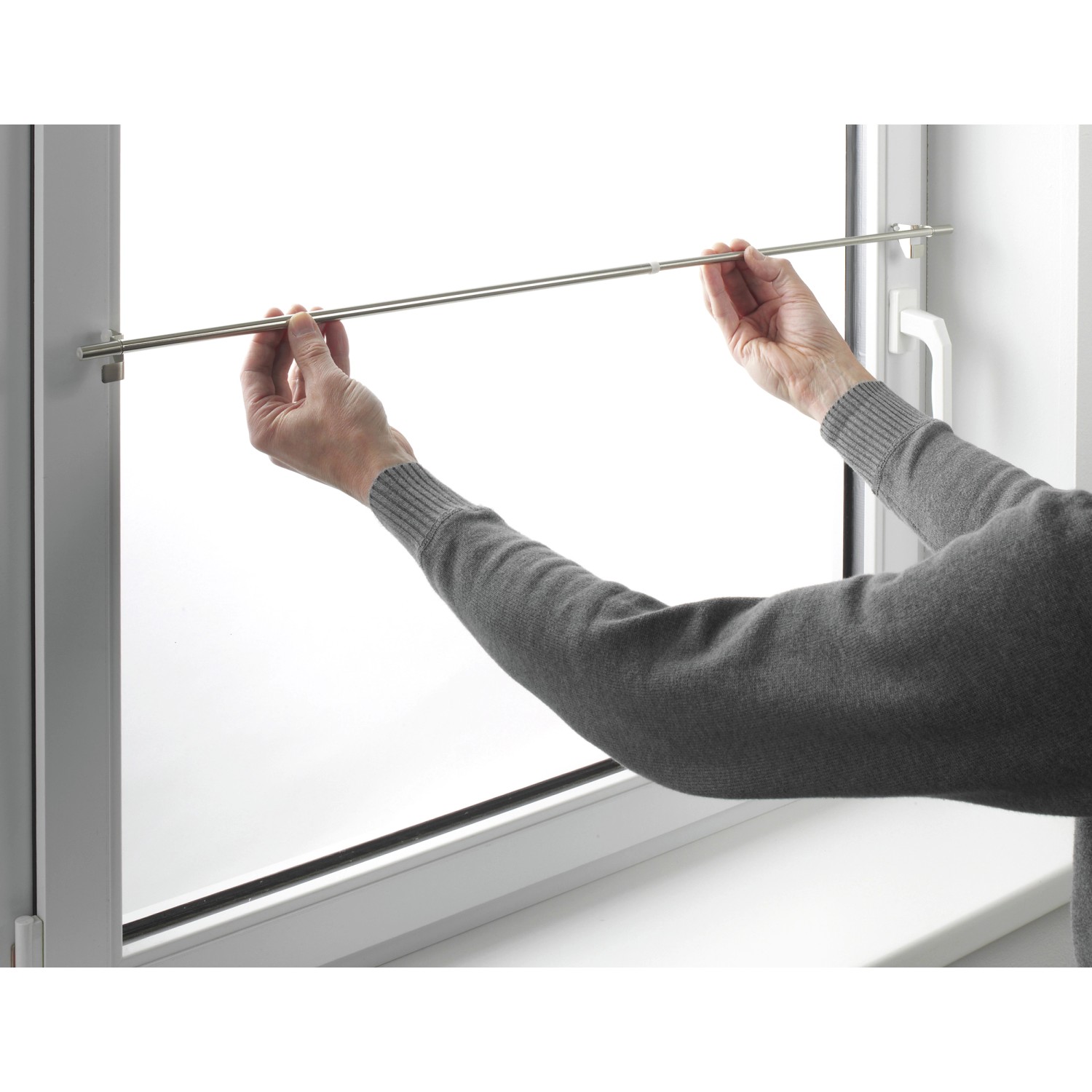 Gardinia Klemmstange Press&Go Edelstahloptik, Montage am Fenster ohne Bohren.