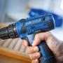 Blauer LUX Akku-Bohrschrauber A-BS-12-23 in Hand, Akkuschrauber mit Bohrer.
