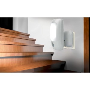 3in1 LED Bewegungsmelder als Taschenlampe und Notlicht, montiert an einer Wand neben einer Treppe.