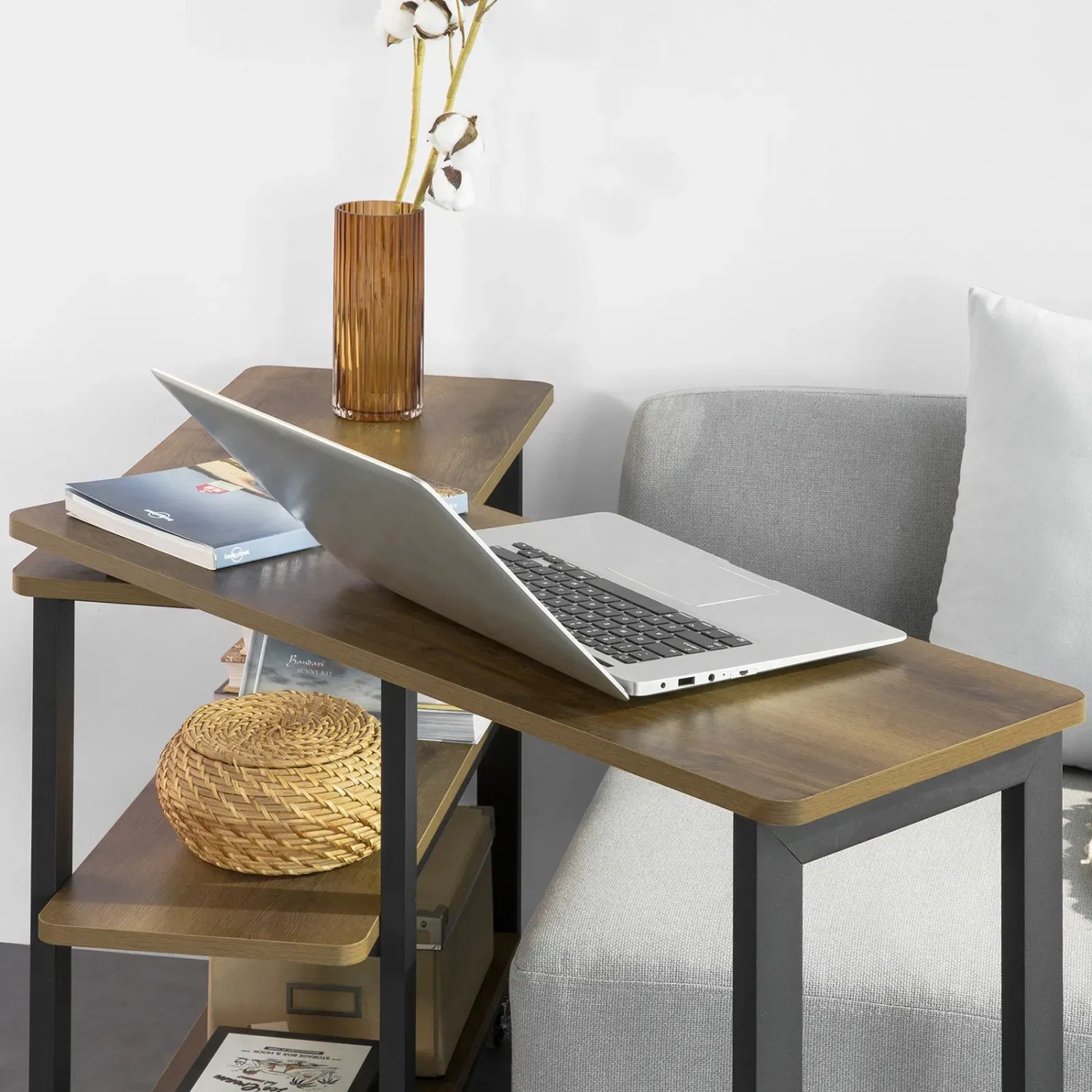 SoBuy L-förmiger Beistelltisch FWT83-PF mit Ablagen, Laptop auf Tischplatte.