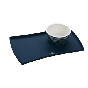 Blaue Hunter Napfunterlage Eiby (48x30cm) mit Hundenapf. Schützt den Boden vor Futter und Wasser.