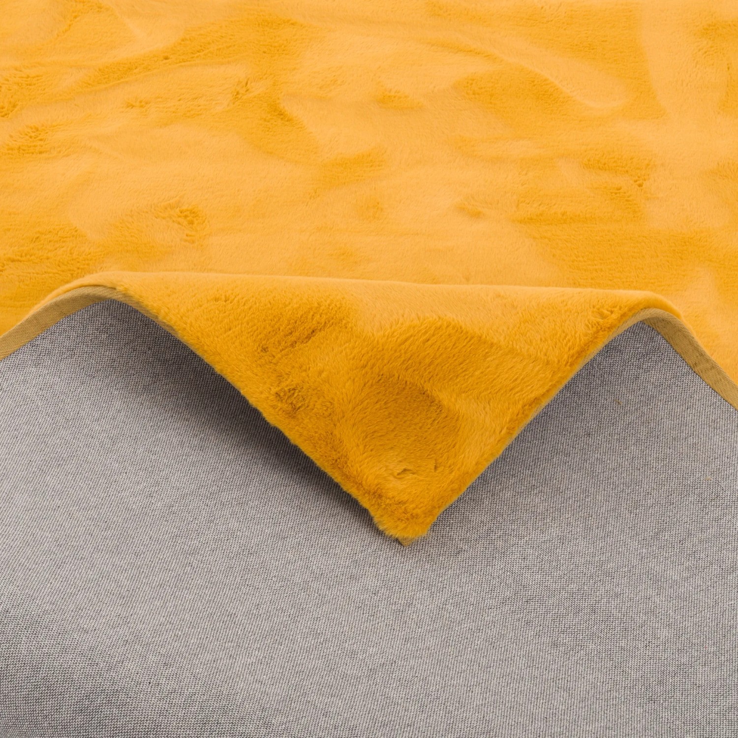 Pergamon Luxus Fellteppich Plush Curry, 160x230cm. Weicher, curryfarbener Kunstfellteppich.