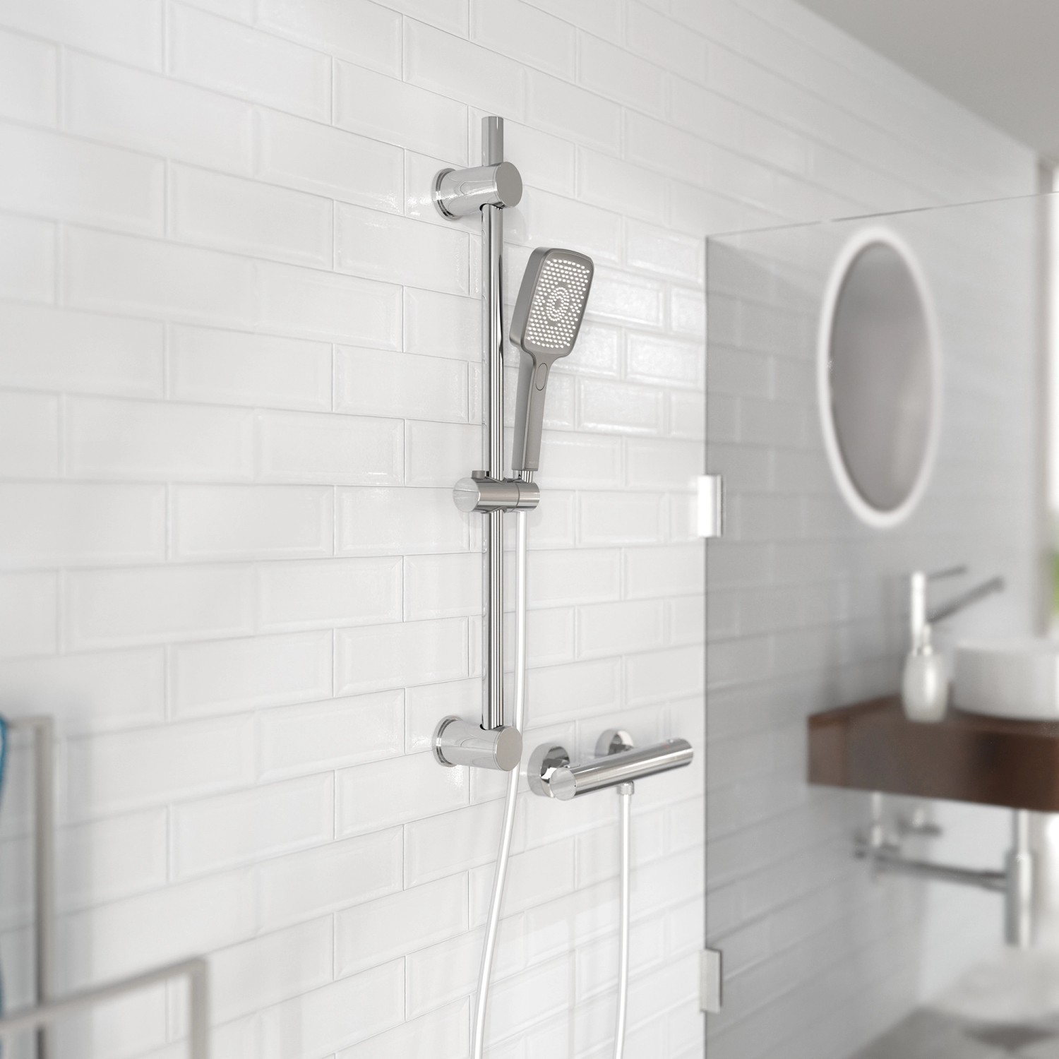 Eckige Schütte Handbrause Hawaii in Graphit Matt mit Brausestange im Badezimmer.