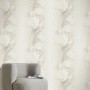Beige Vliestapete Aurora Lucent Bloom mit floralem Muster im Wohnraum.