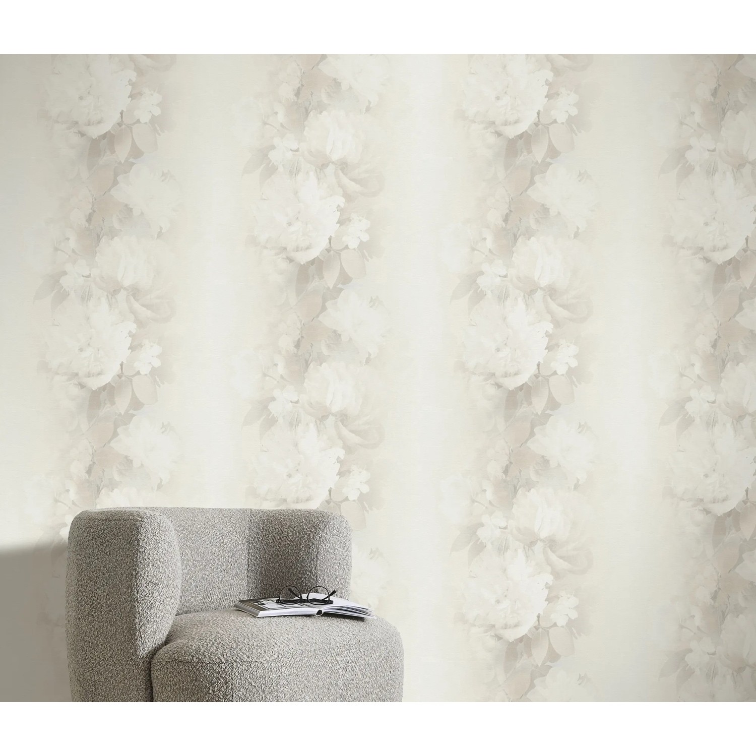 Beige Vliestapete Aurora Lucent Bloom mit floralem Muster im Wohnraum.