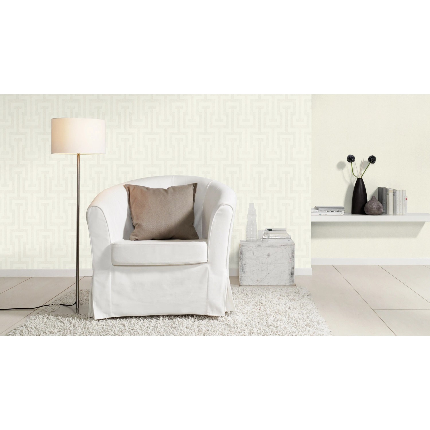Rasch Vliestapete Tapetenwechsel II 898231, Uni Creme mit Glimmer, im Wohnraum mit Sessel und Deko.