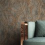 Newroom Vliestapete Fozia Black Copper mit Grafikmuster und Sofa im Raum.