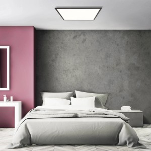 Schwarzes, eckiges LED-Deckenpanel Buffi 60x60 cm von Brilliant im Schlafzimmer.